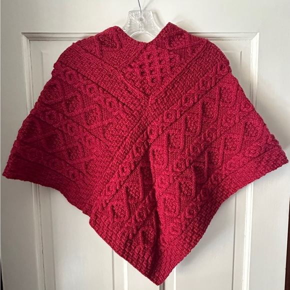 NWT Carraig Donn Aran Diamond Cable Poncho Burgundy Made in Ireland Girl's L - Picture 8 of 8